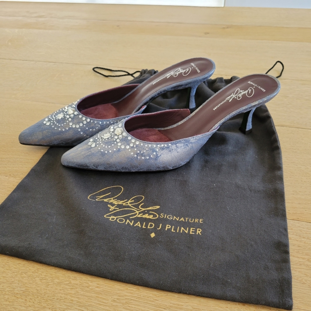 NWT 💎 Donald Pliner Signature Crystal Embellished Kitten Heel Mules